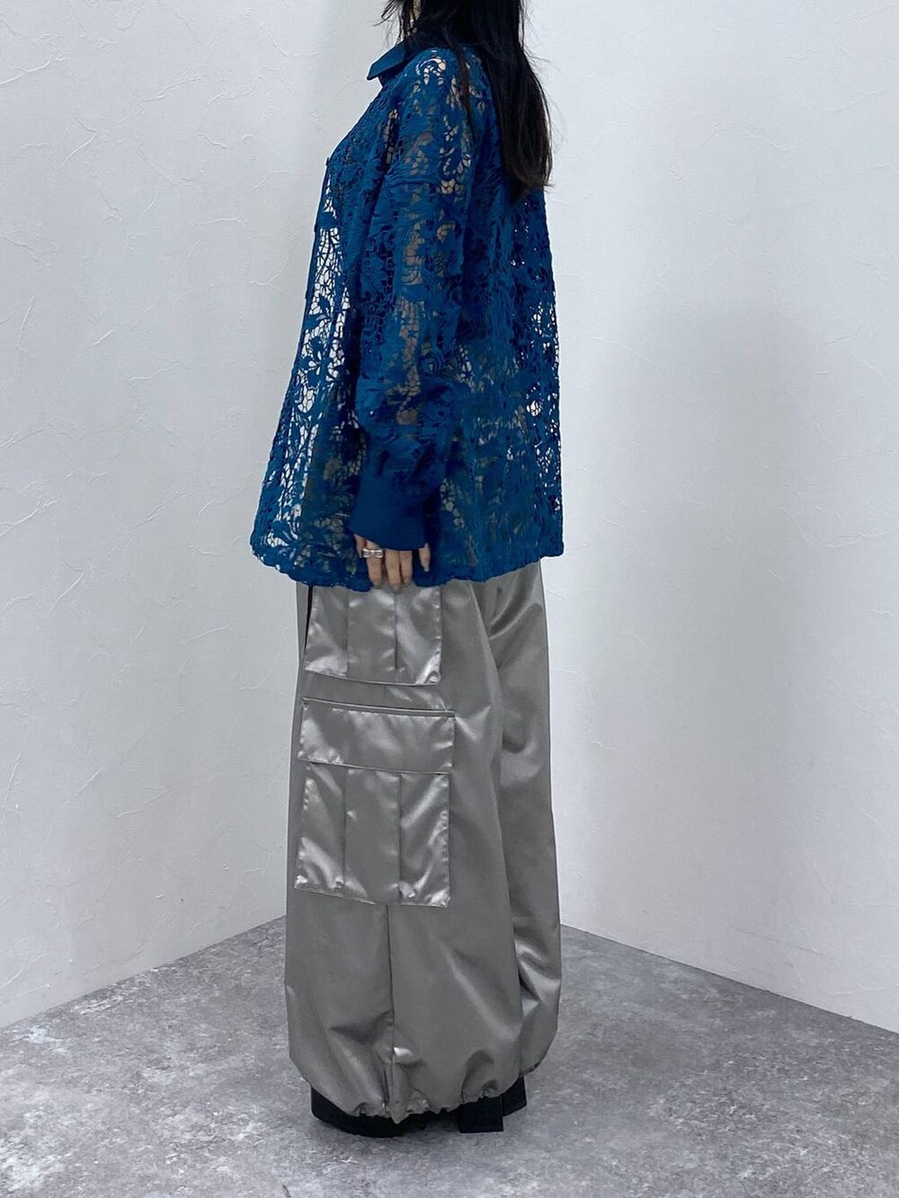 ブラック系のサンダル、ブルー系のシャツ/ブラウス、シルバー系のカーゴパンツを着用したレディースの夏コーディネートの2枚目の写真