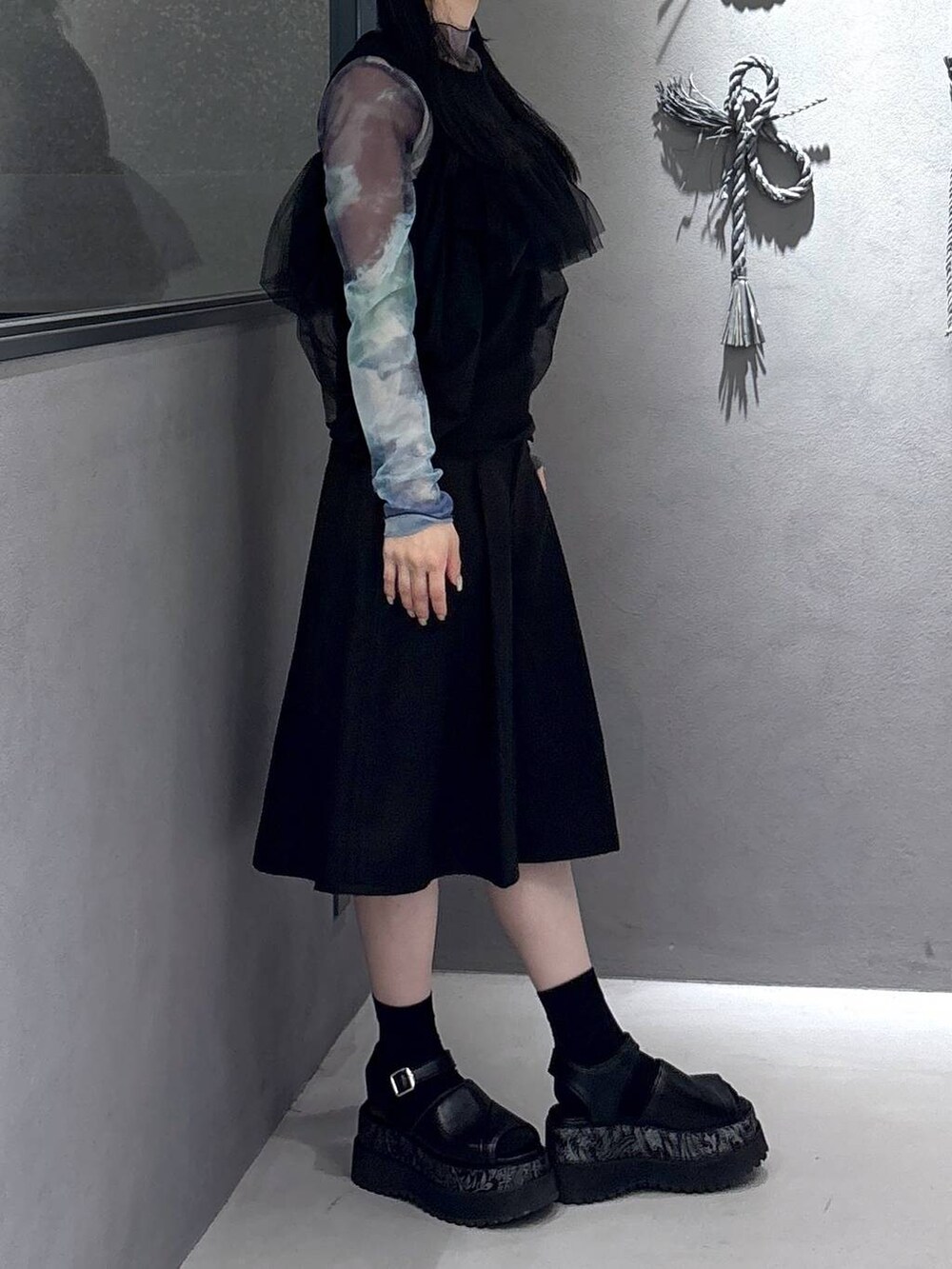 ブラック系のその他パンツ、グレー系のサンダル、ブラック系のTシャツ/カットソーを着用したレディースの春コーディネートの4枚目の写真