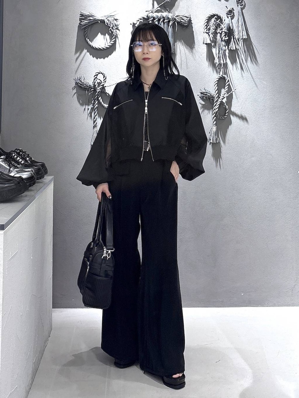 ブラック系のブーツ、ブラック系のタンクトップ、ブラック系のその他パンツを着用したレディースの春コーディネートの9枚目の写真