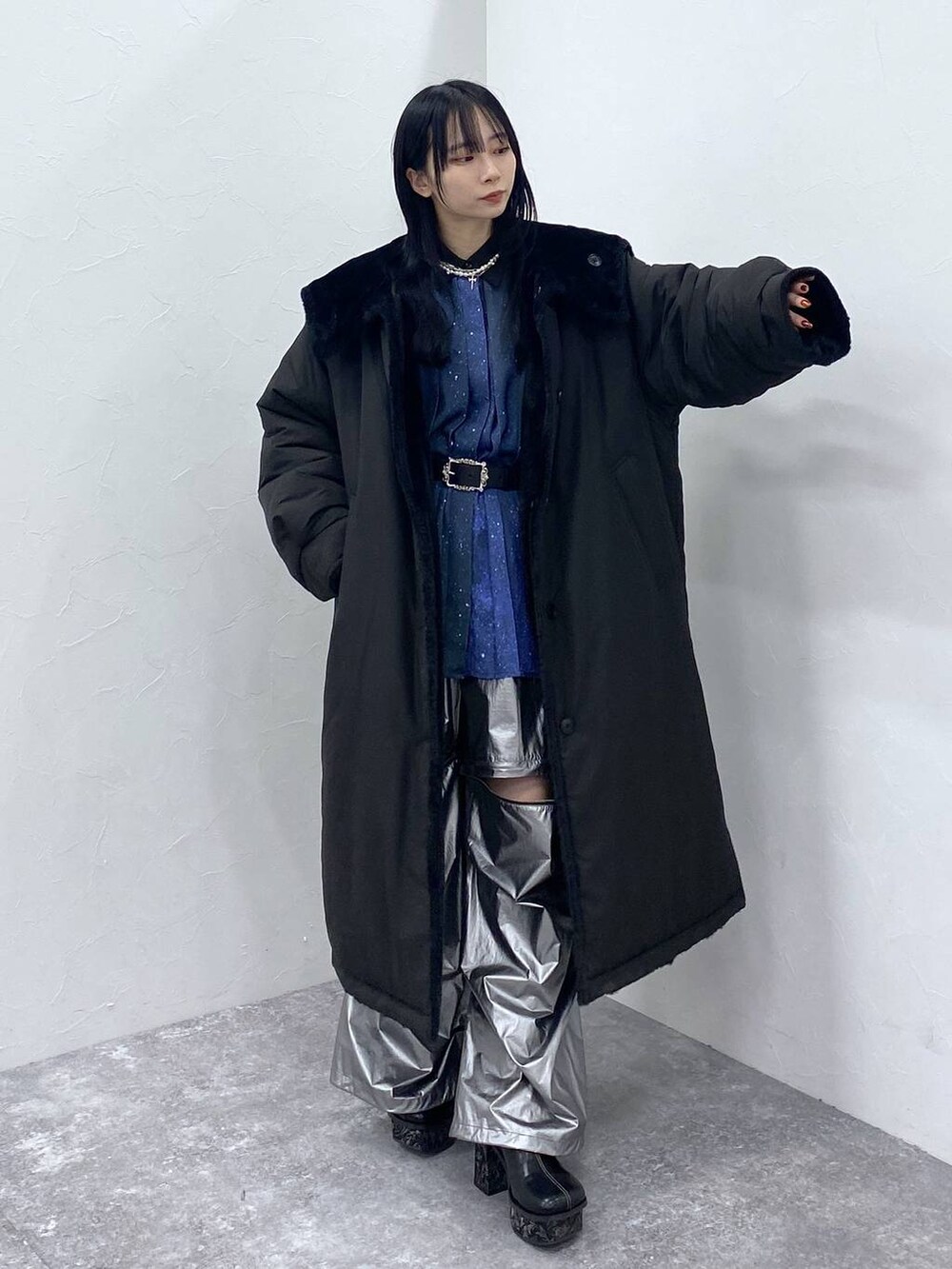 ブラック系のダウンジャケット/コート、シルバー系のカーゴパンツ、グレー系のブーツを着用したレディースの冬コーディネートの4枚目の写真