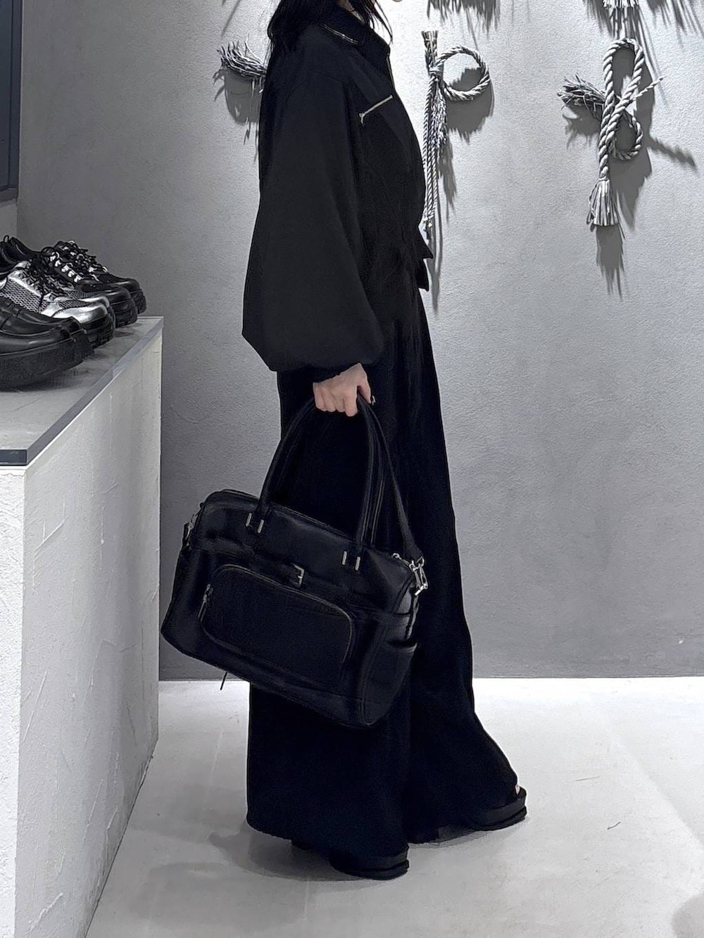 ブラック系のブーツ、ブラック系のタンクトップ、ブラック系のその他パンツを着用したレディースの春コーディネートの5枚目の写真