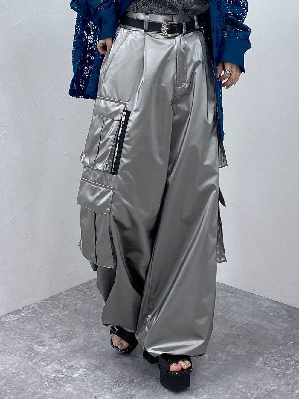 ブラック系のサンダル、ブルー系のシャツ/ブラウス、シルバー系のカーゴパンツを着用したレディースの夏コーディネートの7枚目の写真