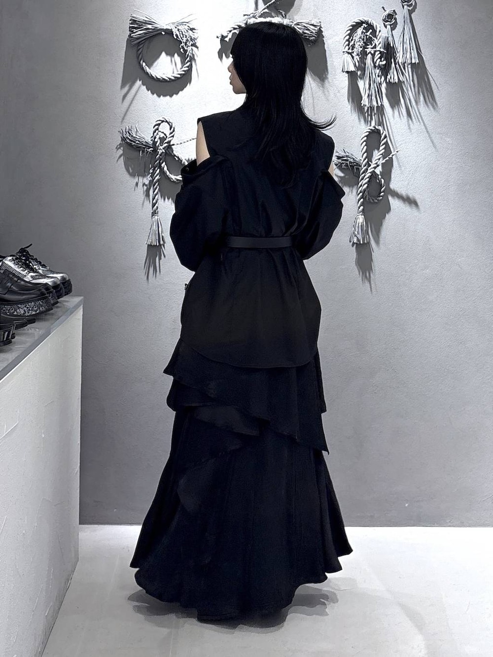 ブラック系のブーツ、ブラック系のショルダーバッグ、ブラック系のシャツ/ブラウスを着用したレディースの春コーディネートの2枚目の写真