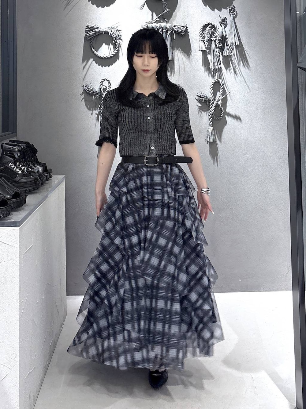 ブラック系のパンプス、ブラック系のカーディガン/ボレロ、ブラック系のセットアップを着用したレディースの春コーディネートの4枚目の写真