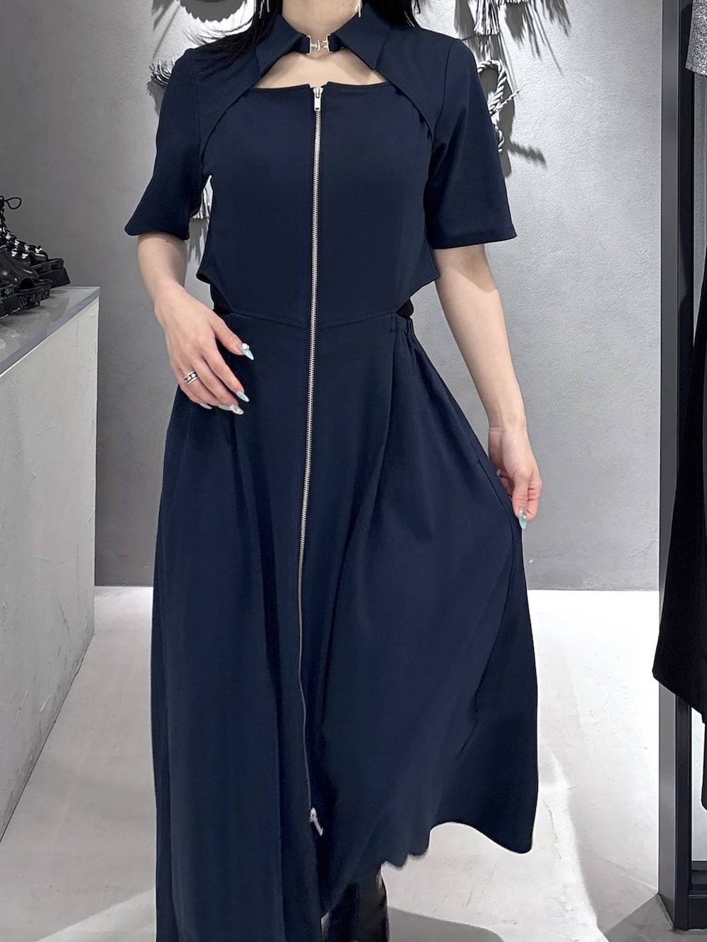 ブルー系のワンピース、ブラック系のサンダル、シルバー系のイヤリングを着用したレディースの夏コーディネートの9枚目の写真
