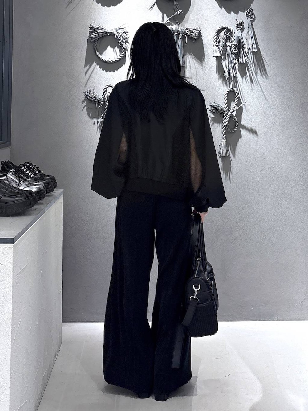 ブラック系のブーツ、ブラック系のタンクトップ、ブラック系のその他パンツを着用したレディースの春コーディネートの4枚目の写真