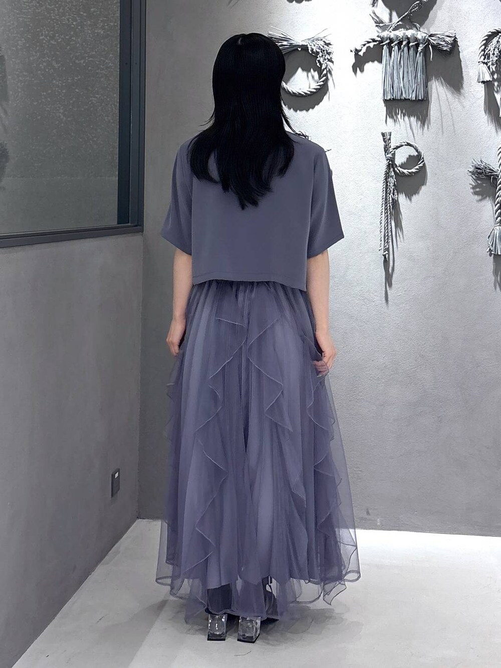 ブラック系のタンクトップ、パープル系のスカート、ブラック系のサンダルを着用したレディースの春コーディネートの3枚目の写真