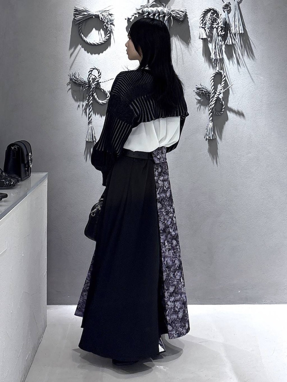 ブラック系のブーツ、ブラック系のカーディガン/ボレロ、ブラック系のシャツ/ブラウスを着用したレディースの春コーディネートの2枚目の写真