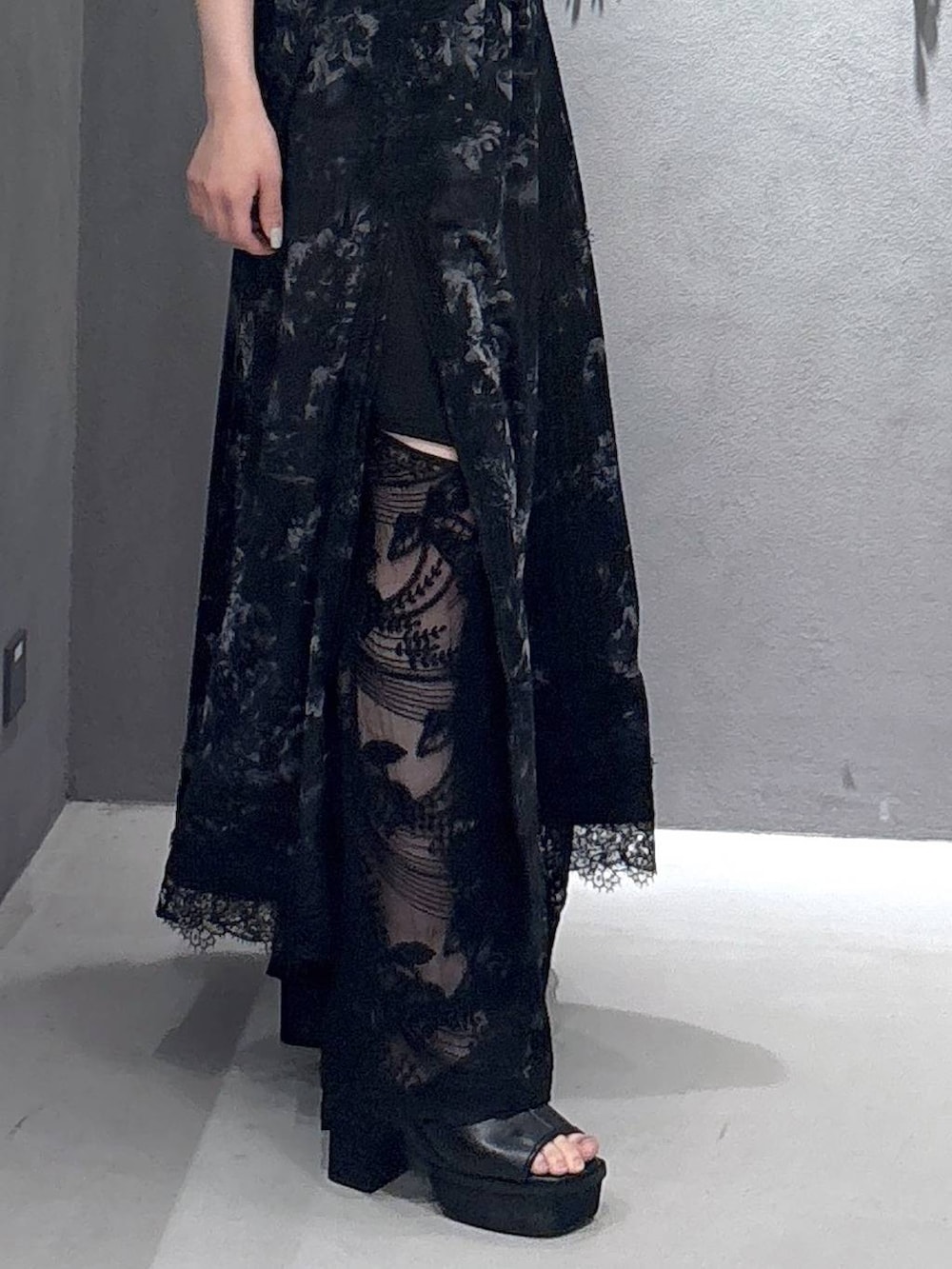 ブラック系のサンダル、ブラック系のその他パンツ、ブラック系のワンピースを着用したレディースの春コーディネートの5枚目の写真