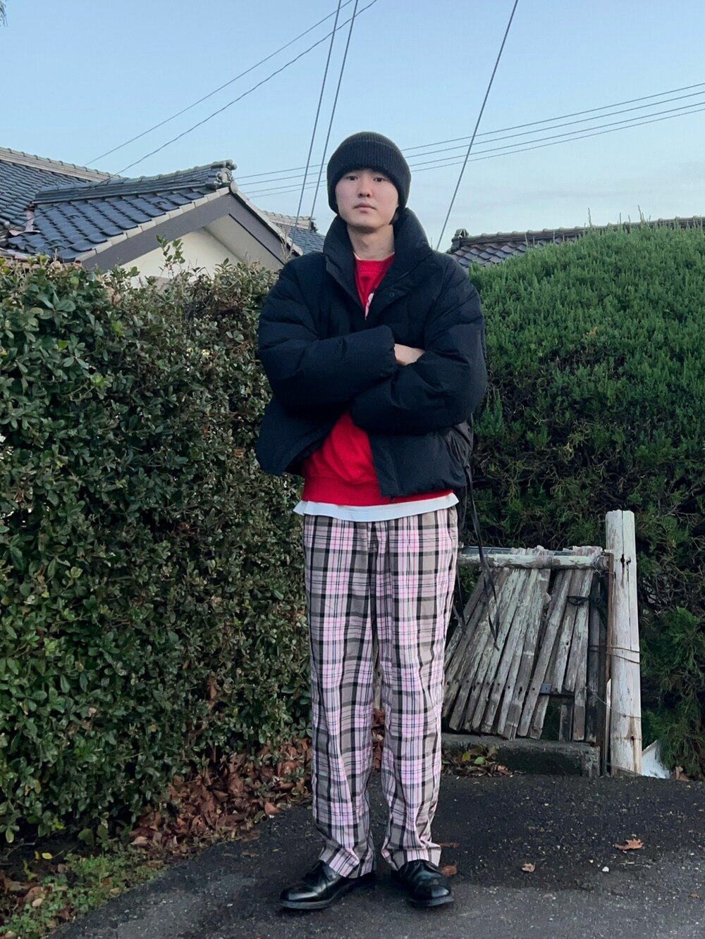 ブラック系のダウンジャケット/コート、レッド系のスウェット、ホワイト系のTシャツ/カットソーを着用したメンズの冬コーディネートの2枚目の写真