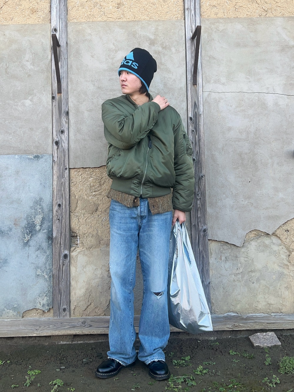 グリーン系のMA-1、グリーン系のカーディガン/ボレロ、グレー系のTシャツ/カットソーを着用したメンズの冬コーディネートの2枚目の写真