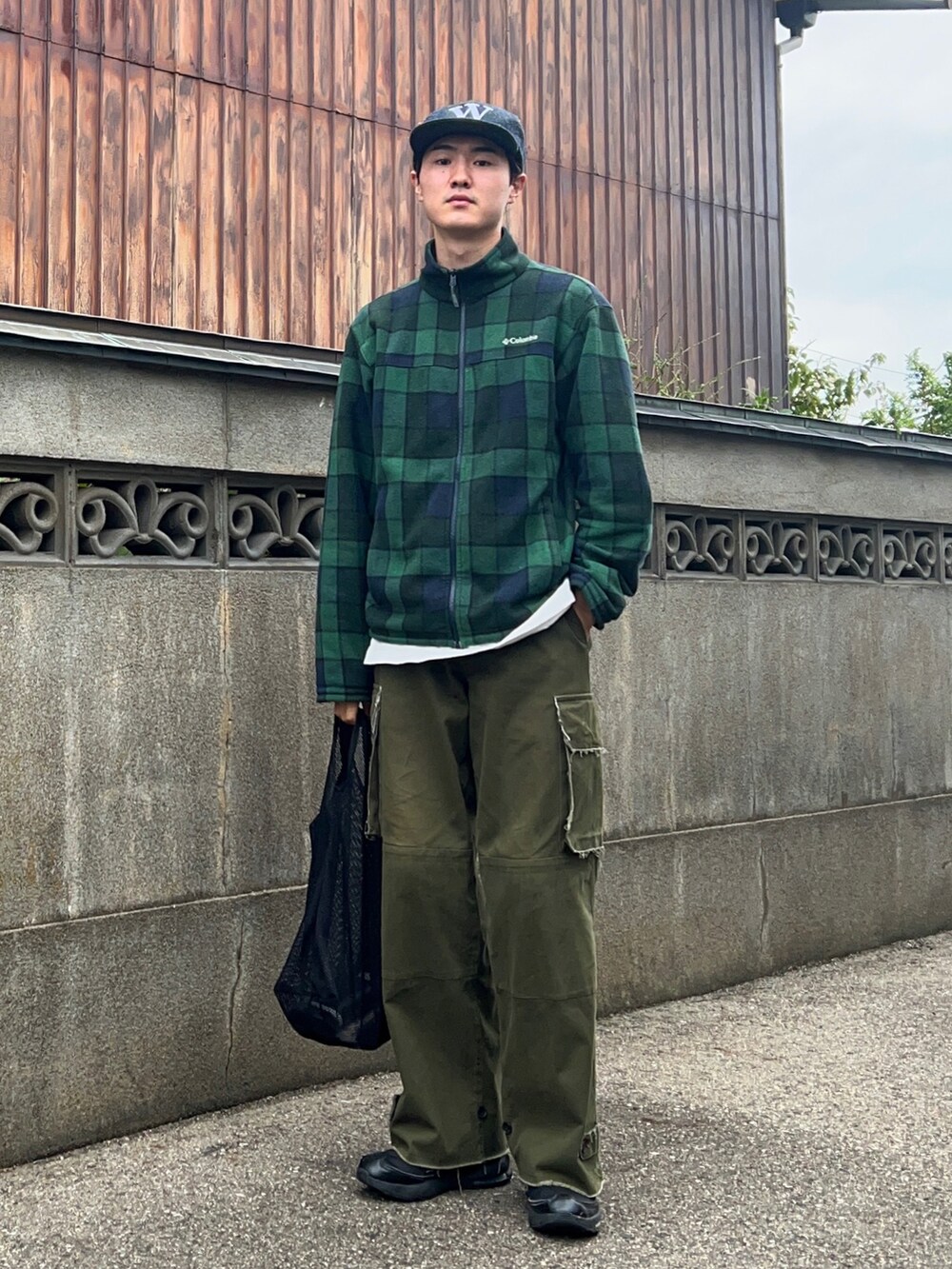 グリーン系のその他アウター、ホワイト系のTシャツ/カットソー、グリーン系のカーゴパンツを着用したメンズの秋コーディネートの2枚目の写真
