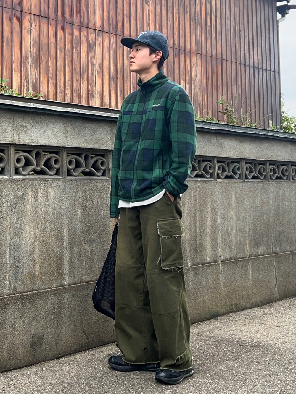 グリーン系のその他アウター、ホワイト系のTシャツ/カットソー、グリーン系のカーゴパンツを着用したメンズの秋コーディネートの3枚目の写真
