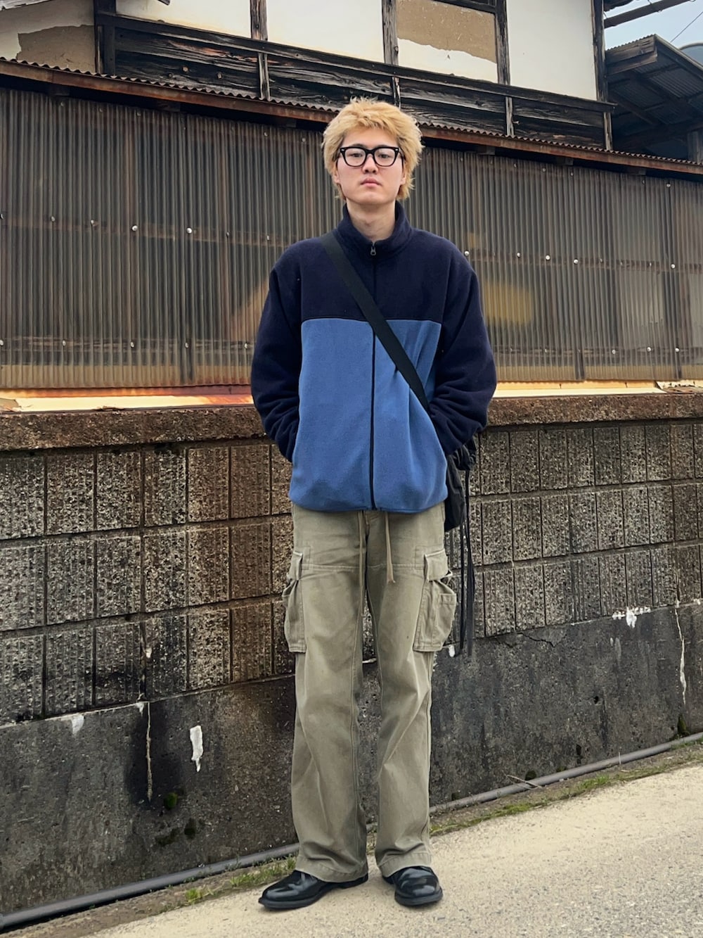 ブルー系のスウェット、ホワイト系のTシャツ/カットソー、グリーン系のカーゴパンツを着用したメンズの春コーディネートの2枚目の写真