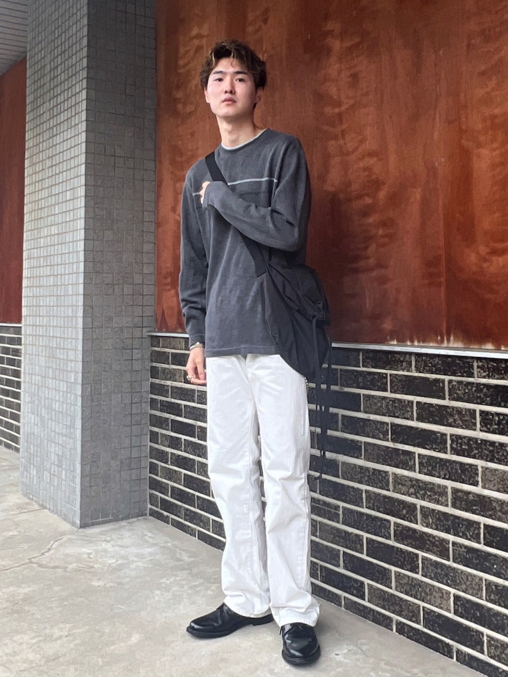 グレー系のニット/セーター、ホワイト系のパンツ、ブラック系のドレスシューズを着用したメンズの秋コーディネートの3枚目の写真