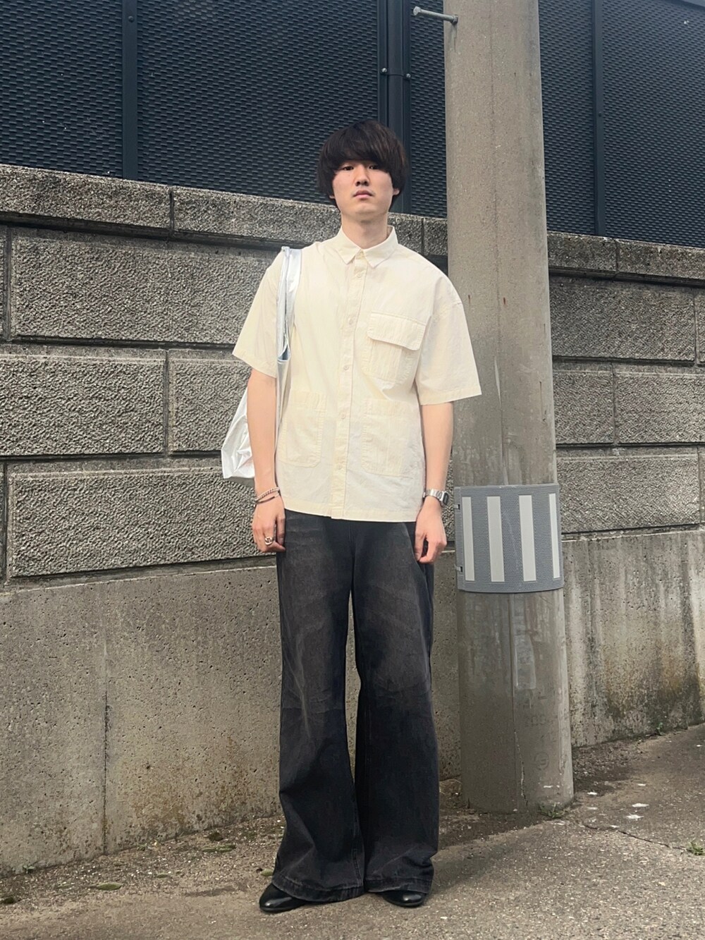 ホワイト系のシャツ/ブラウス、ブラック系のデニムパンツ、ブラック系のドレスシューズを着用したメンズの夏コーディネートの2枚目の写真