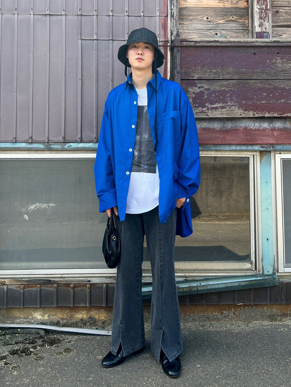 ブルー系のシャツ/ブラウス、ホワイト系のTシャツ/カットソー、グレー系のデニムパンツを着用したメンズの秋コーディネートの2枚目の写真