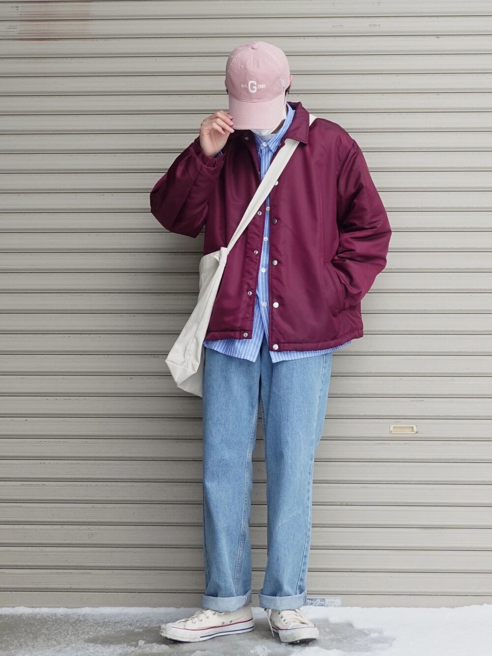 レッド系のブルゾン、ブルー系のシャツ/ブラウス、ホワイト系のTシャツ/カットソーを着用したメンズの冬コーディネートの2枚目の写真