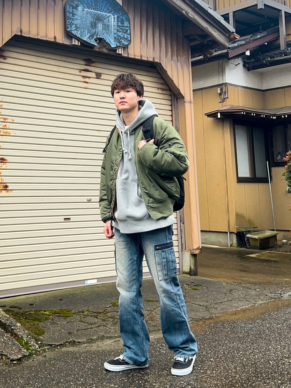 グリーン系のMA-1、グレー系のパーカー、ホワイト系のTシャツ/カットソーを着用したメンズの冬コーディネートの2枚目の写真