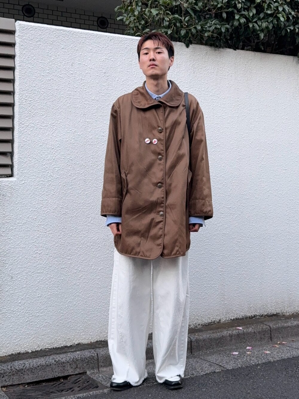 ブラウン系のジャケット/アウター、ブルー系のシャツ/ブラウス、ホワイト系のデニムパンツを着用したメンズの冬コーディネートの2枚目の写真