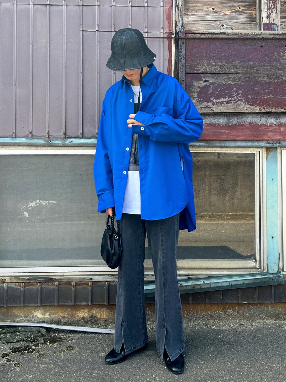 ブルー系のシャツ/ブラウス、ホワイト系のTシャツ/カットソー、グレー系のデニムパンツを着用したメンズの秋コーディネートの3枚目の写真