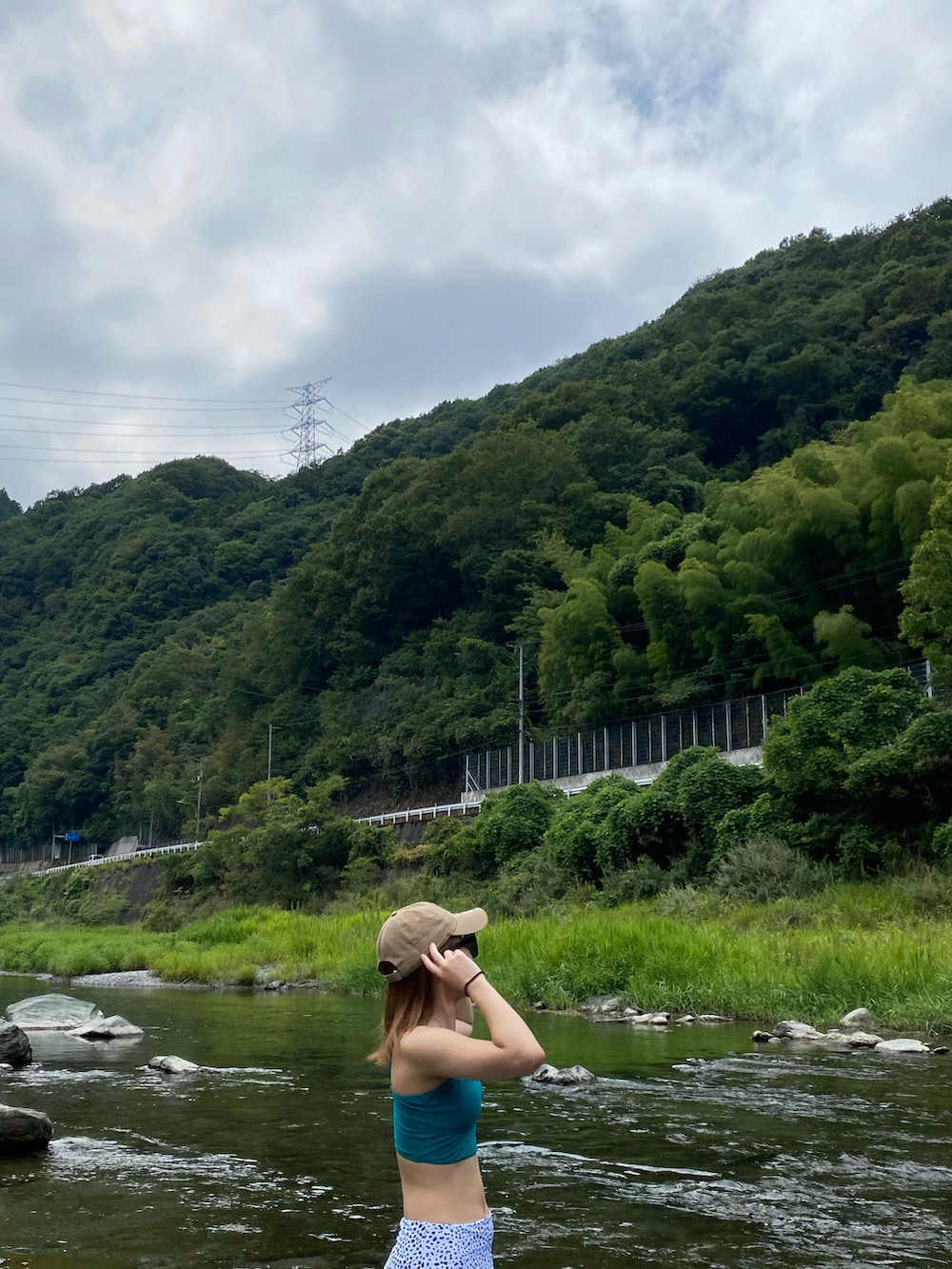 「夏コーデ、休日コーデ、川遊び、川、水着スタイル」｜「古着のアイテム（パンツ、ブルー系）」を使った、れなさん（レディース・157cm）の秋コーディネートの2枚目の写真