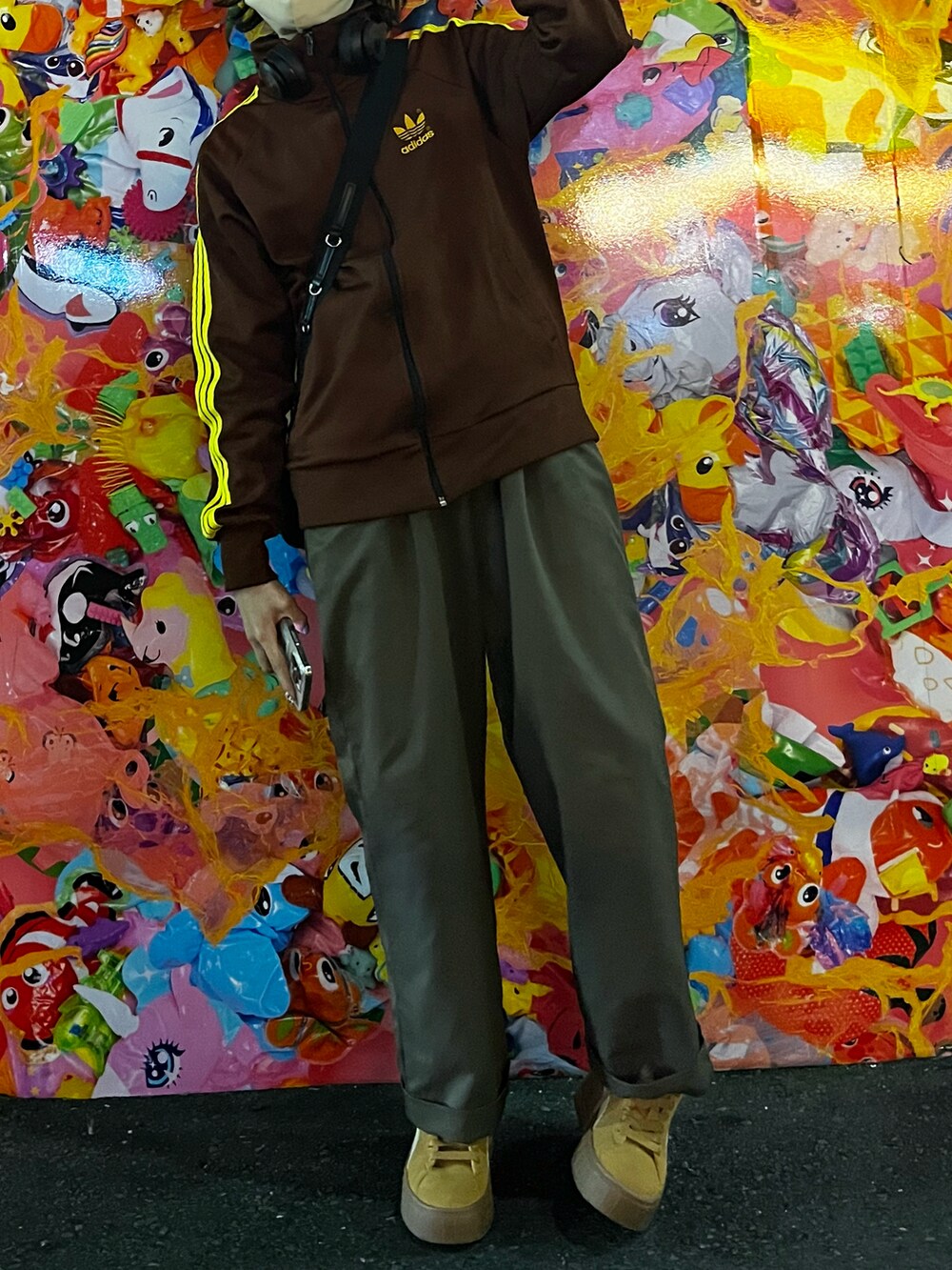 ブラウン系のジャケット/アウター、その他のパンツ、ブラウン系のスニーカーを着用したレディースの秋コーディネートの2枚目の写真