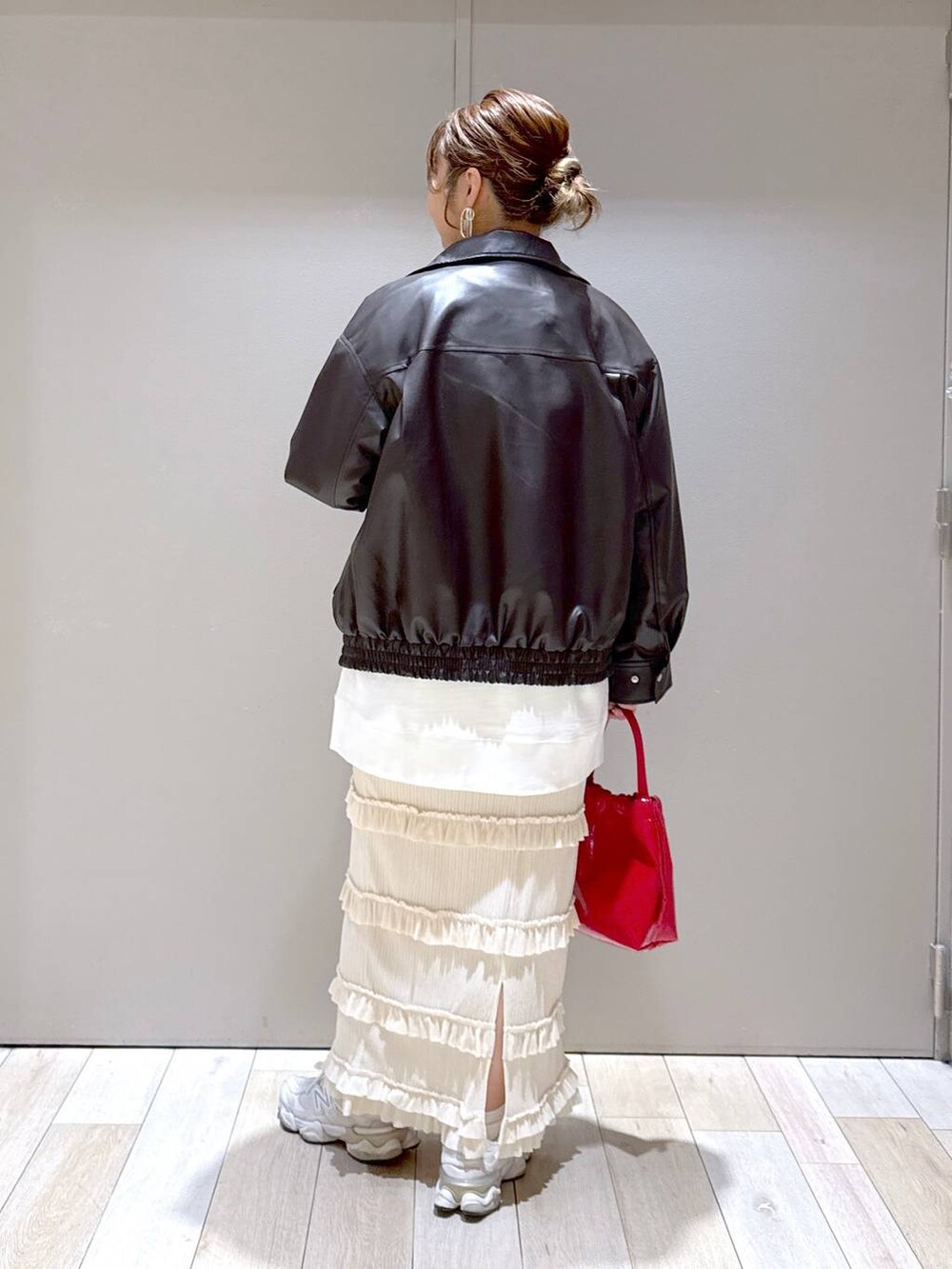 ブラウン系のブルゾン、レッド系のショルダーバッグ、グレー系のマタニティウェア/グッズを着用したレディースの冬コーディネートの3枚目の写真