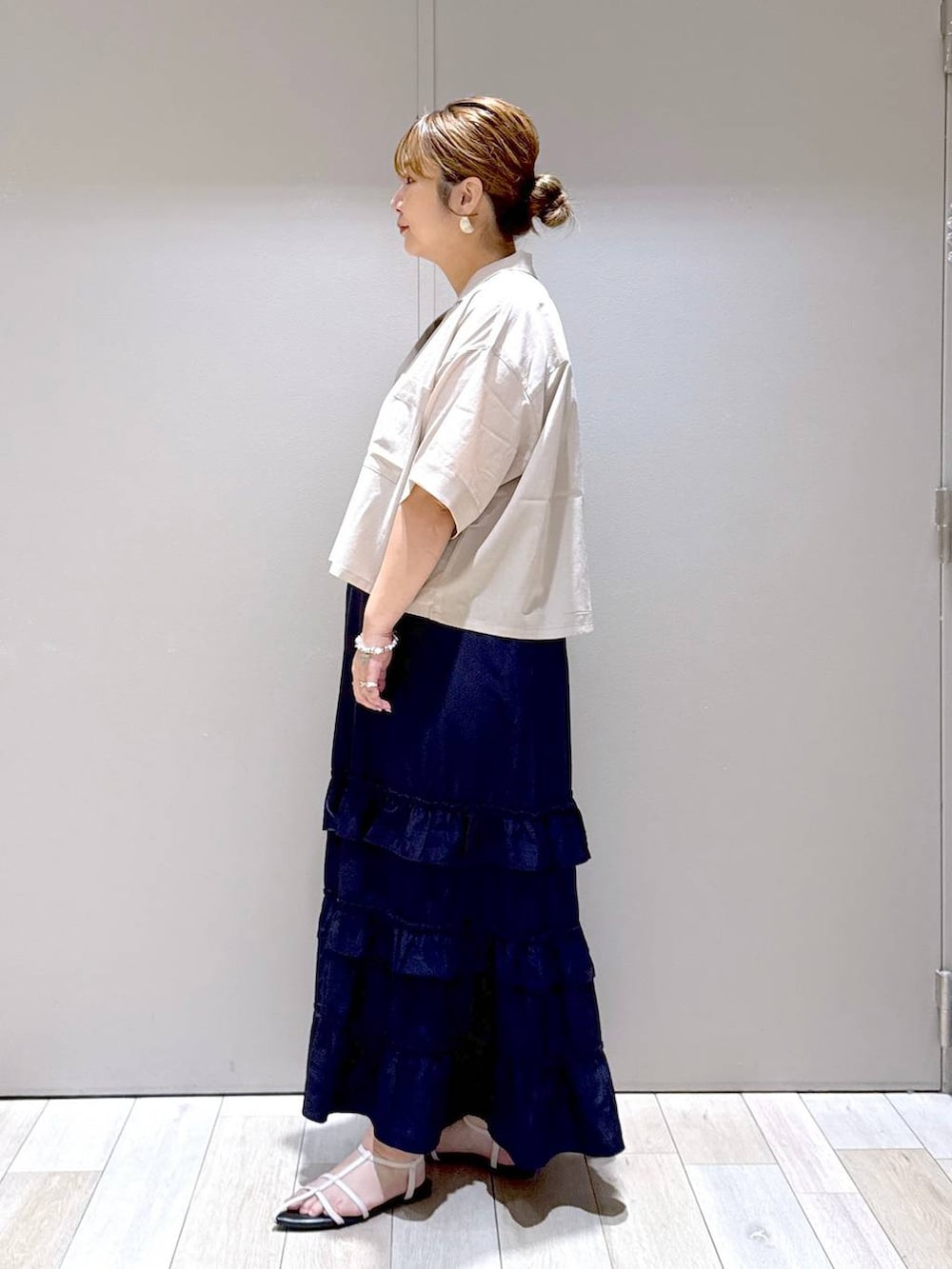 「旅行、体型カバー、着痩せ・細見え、高身長、休日コーデ、楽ちんコーデ、きれいめカジュアル_LEPSIM、ベーシック/シンプル、きれいめ、バッグ、LEPSIM、高身長_LEPSIM、ぽっちゃり_LEPSIM」｜「LEPSIMのスラブリブタンク2　242857（Tシャツ/カットソー、ブラック系）」を使った、たかみなさん（レディース・166cm）の夏コーディネートの4枚目の写真