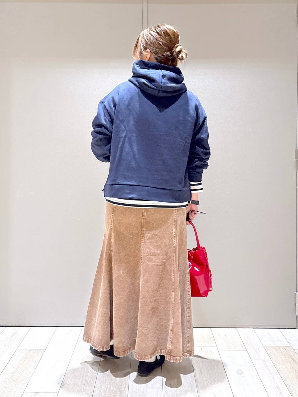 ブラック系のパンプス、ブルー系のTシャツ/カットソー、ブルー系のパーカーを着用したレディースの冬コーディネートの3枚目の写真