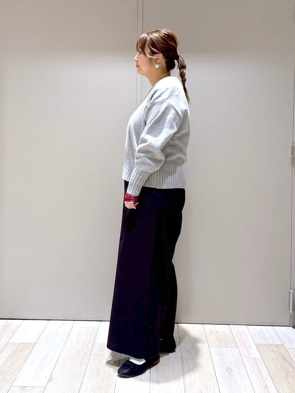 ブラック系のショルダーバッグ、ブラック系のTシャツ/カットソー、ブラック系のその他パンツを着用したレディースの冬コーディネートの4枚目の写真