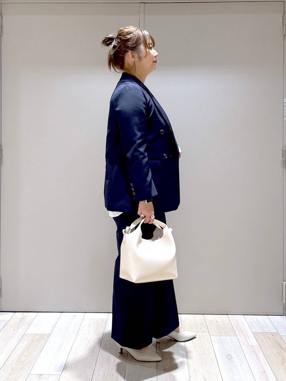 「体型カバー、着痩せ・細見え、高身長、休日コーデ、楽ちんコーデ、きれいめカジュアル_LEPSIM、ベーシック/シンプル、きれいめ、旅行、バッグ、LEPSIM」|「LEPSIMの【入卒式/セレモニー】Wクロスストレッチワイドパンツ 207775(スーツパンツ、ブルー系)」を使った、たかみなさん(レディース・166cm)の冬コーディネートの2枚目の写真