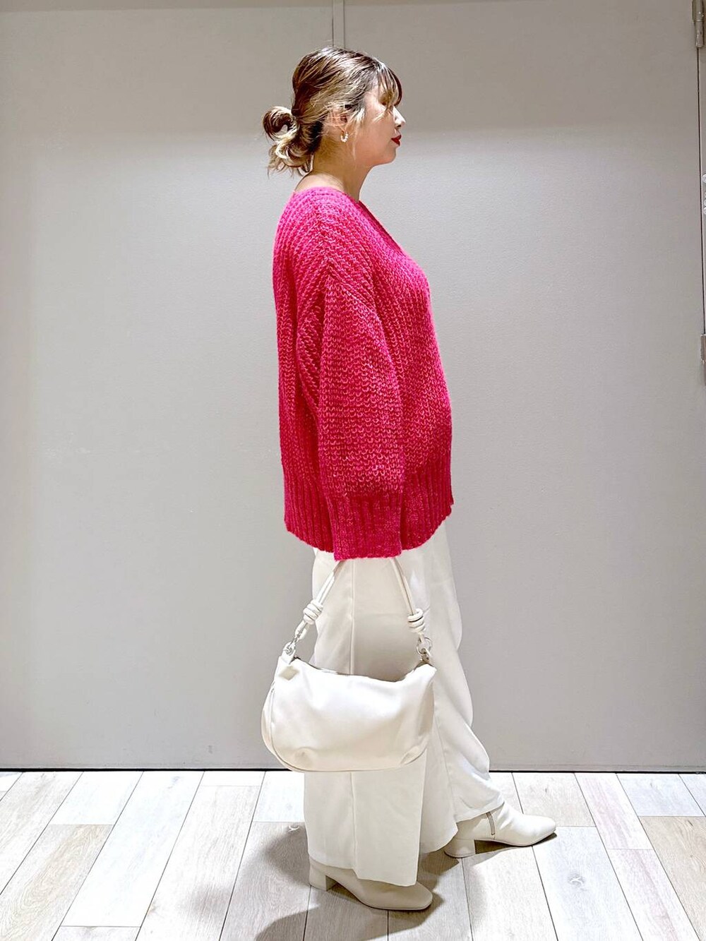 ホワイト系のショルダーバッグ、ホワイト系のブーツ、ホワイト系のその他パンツを着用したレディースの秋コーディネートの2枚目の写真