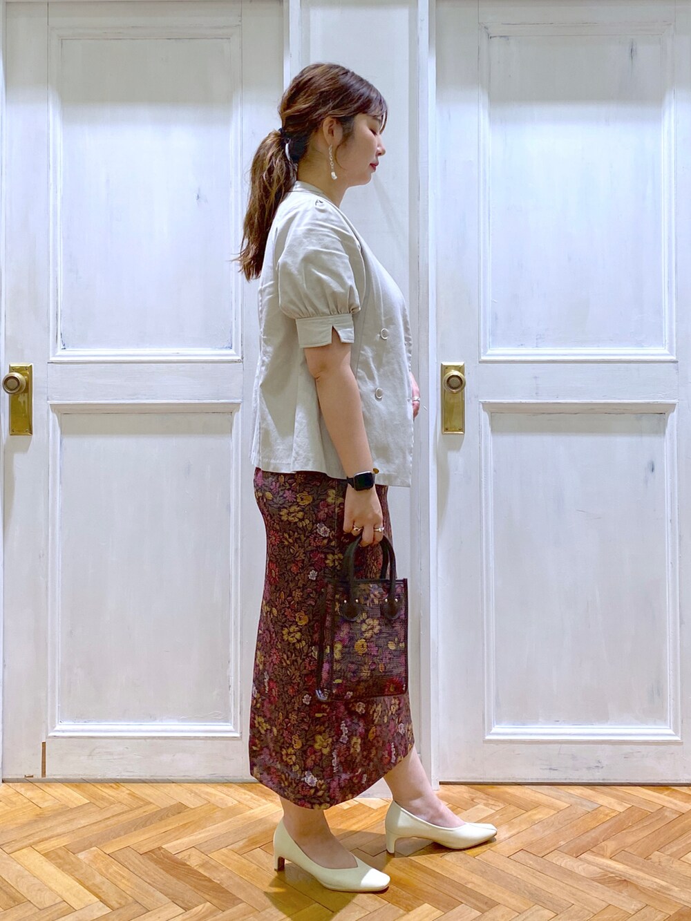 グレー系のノーカラージャケット、ベージュ系のシャツ/ブラウス、ピンク系のスカートを着用したレディースの夏コーディネートの2枚目の写真