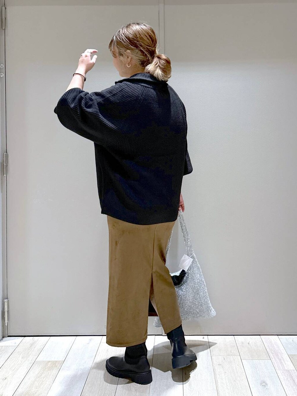 ホワイト系のTシャツ/カットソー、シルバー系のショルダーバッグ、ブラウン系のスカートを着用したレディースの秋コーディネートの3枚目の写真