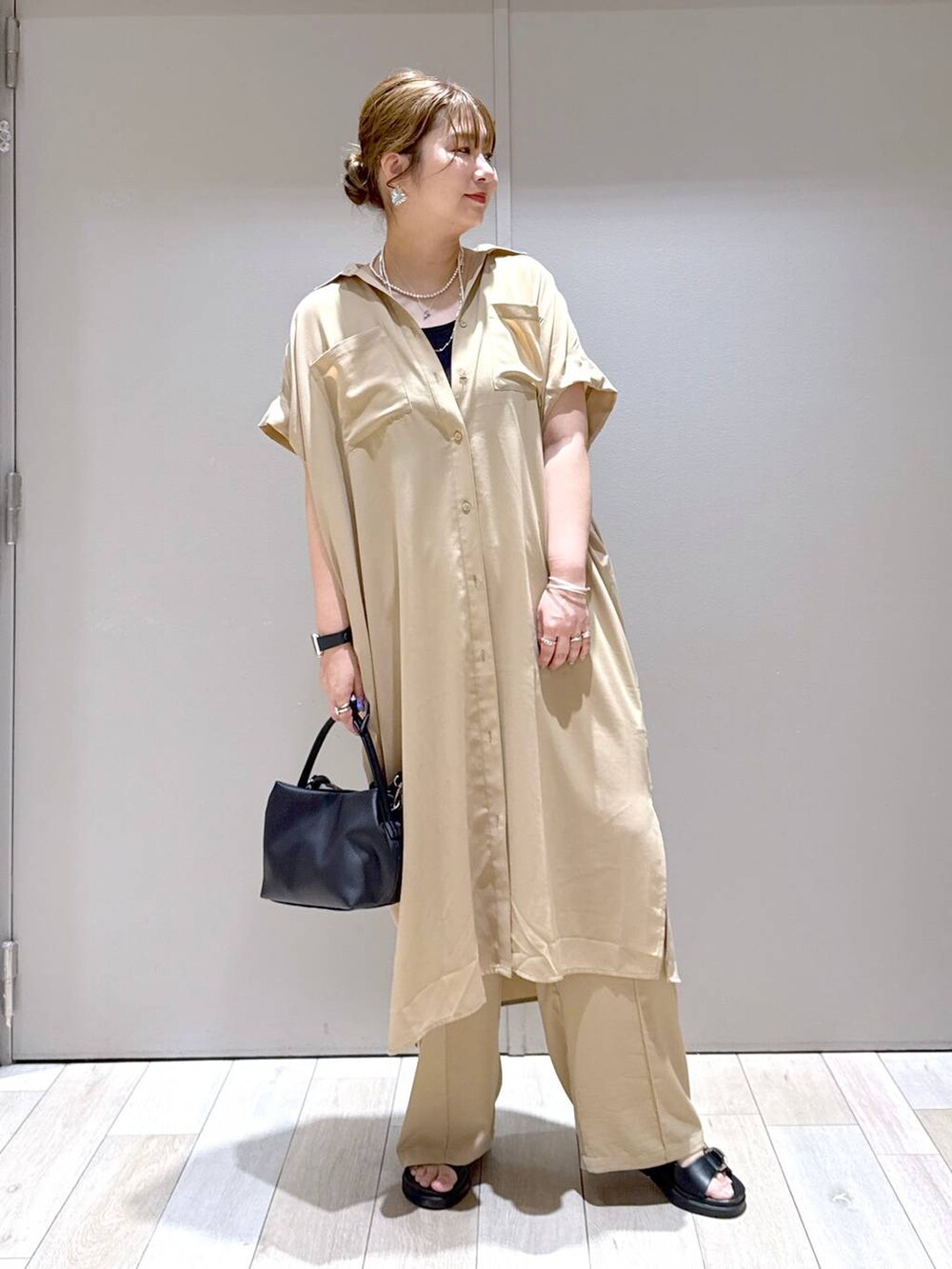 ベージュ系のその他パンツ、ベージュ系のワンピース、ブラック系のサンダルを着用したレディースの春コーディネートの5枚目の写真