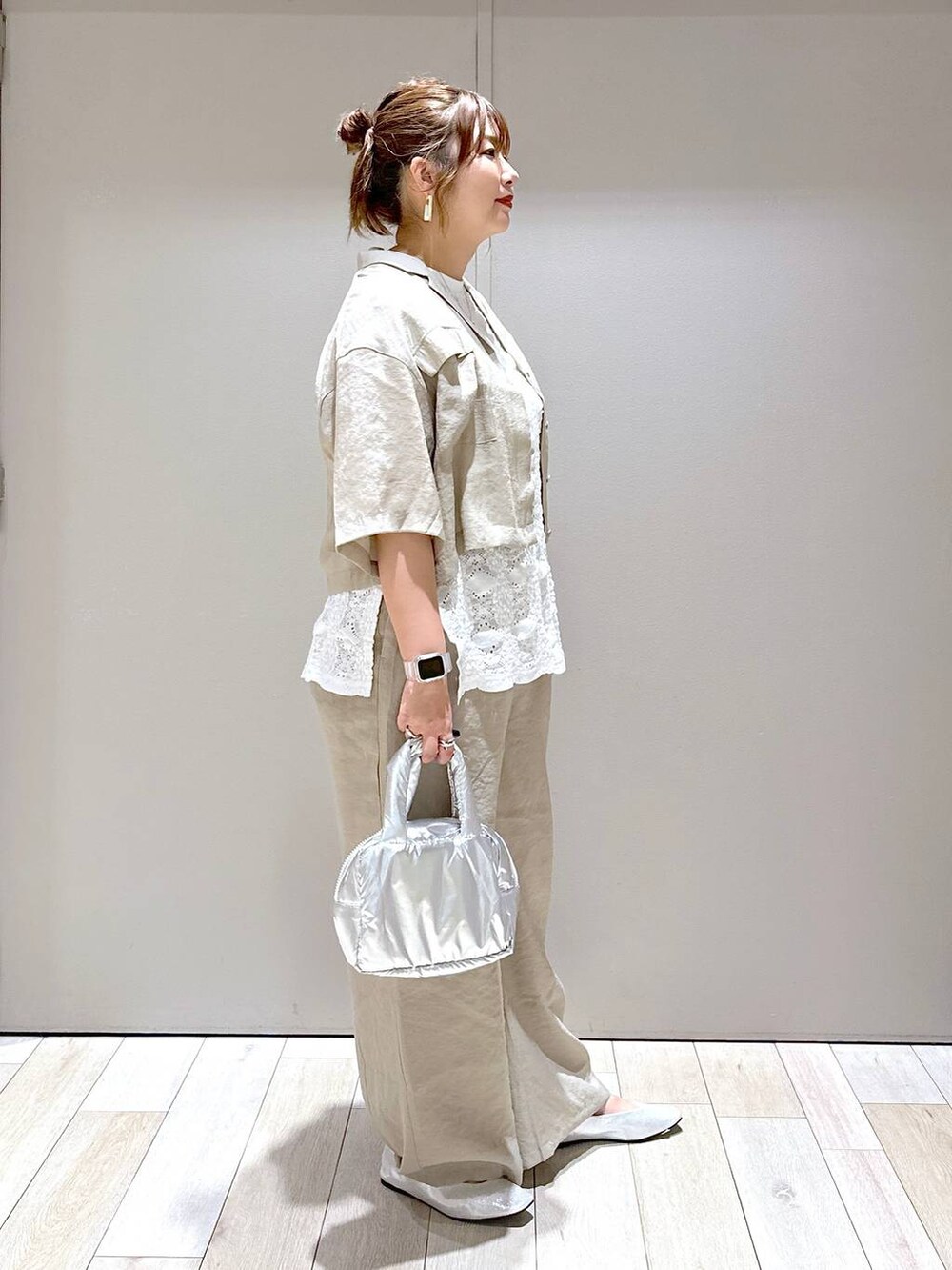 ベージュ系のその他パンツ、ベージュ系のシャツ/ブラウス、シルバー系のパンプスを着用したレディースの夏コーディネートの2枚目の写真