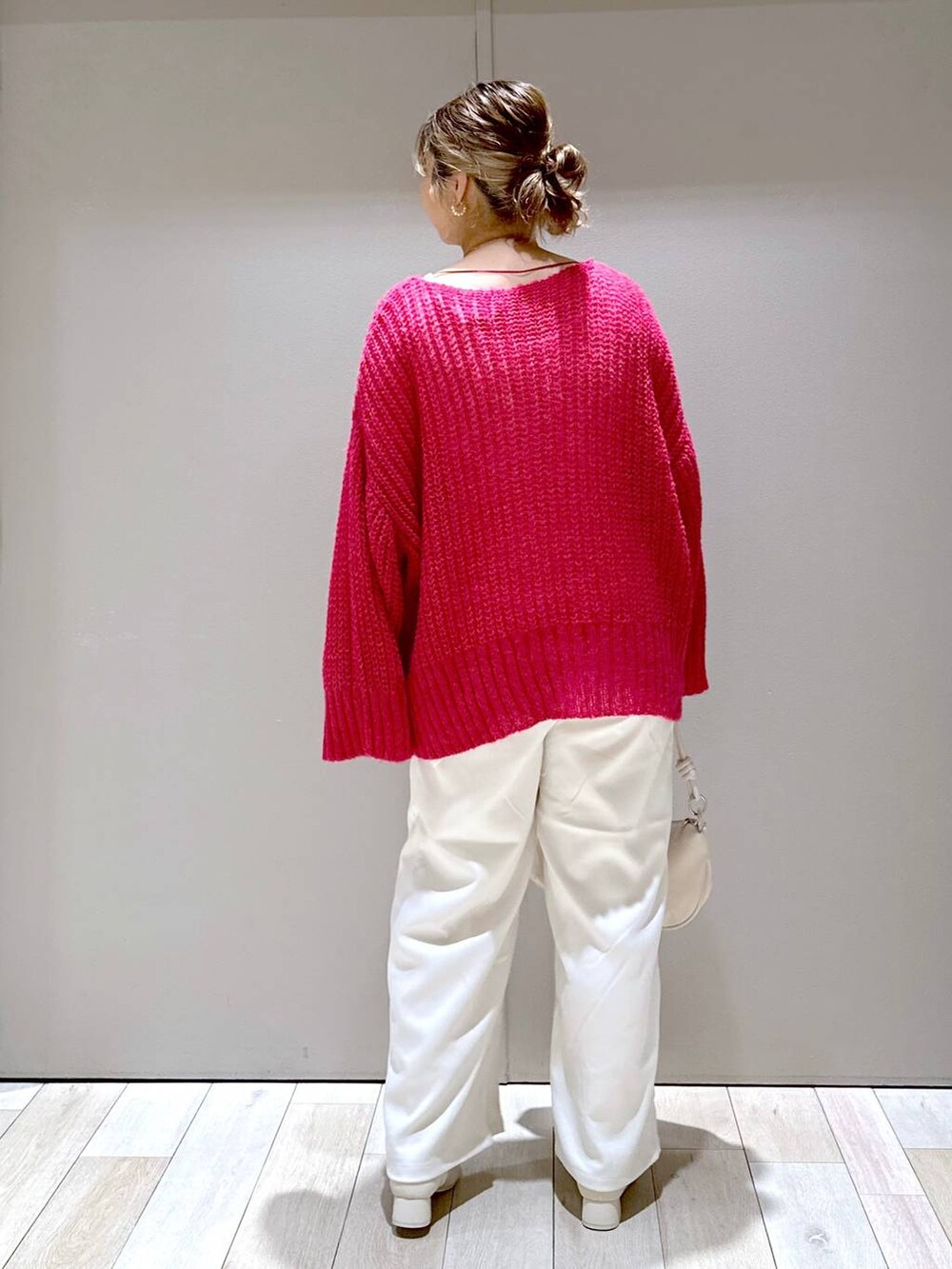 ホワイト系のショルダーバッグ、ホワイト系のブーツ、ホワイト系のその他パンツを着用したレディースの秋コーディネートの3枚目の写真