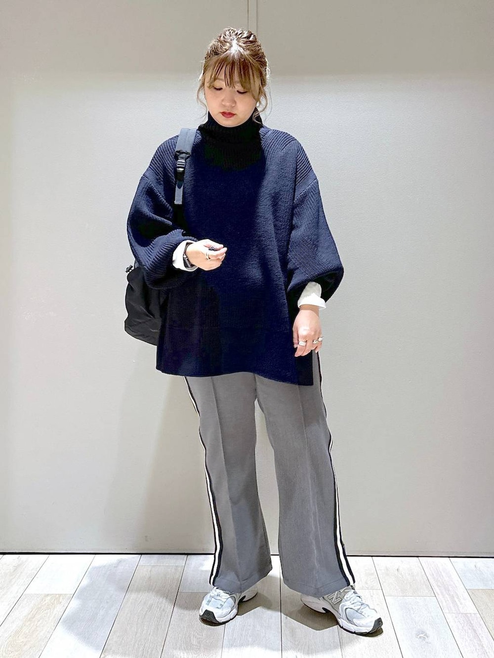ホワイト系のTシャツ/カットソー、ブルー系のTシャツ/カットソー、グレー系のその他パンツを着用したレディースの秋コーディネートの4枚目の写真