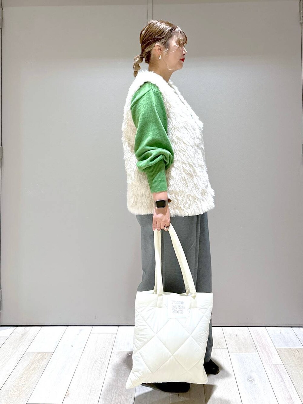 ブラック系のブーツ、ホワイト系のトートバッグ、グレー系のその他パンツを着用したレディースの秋コーディネートの2枚目の写真