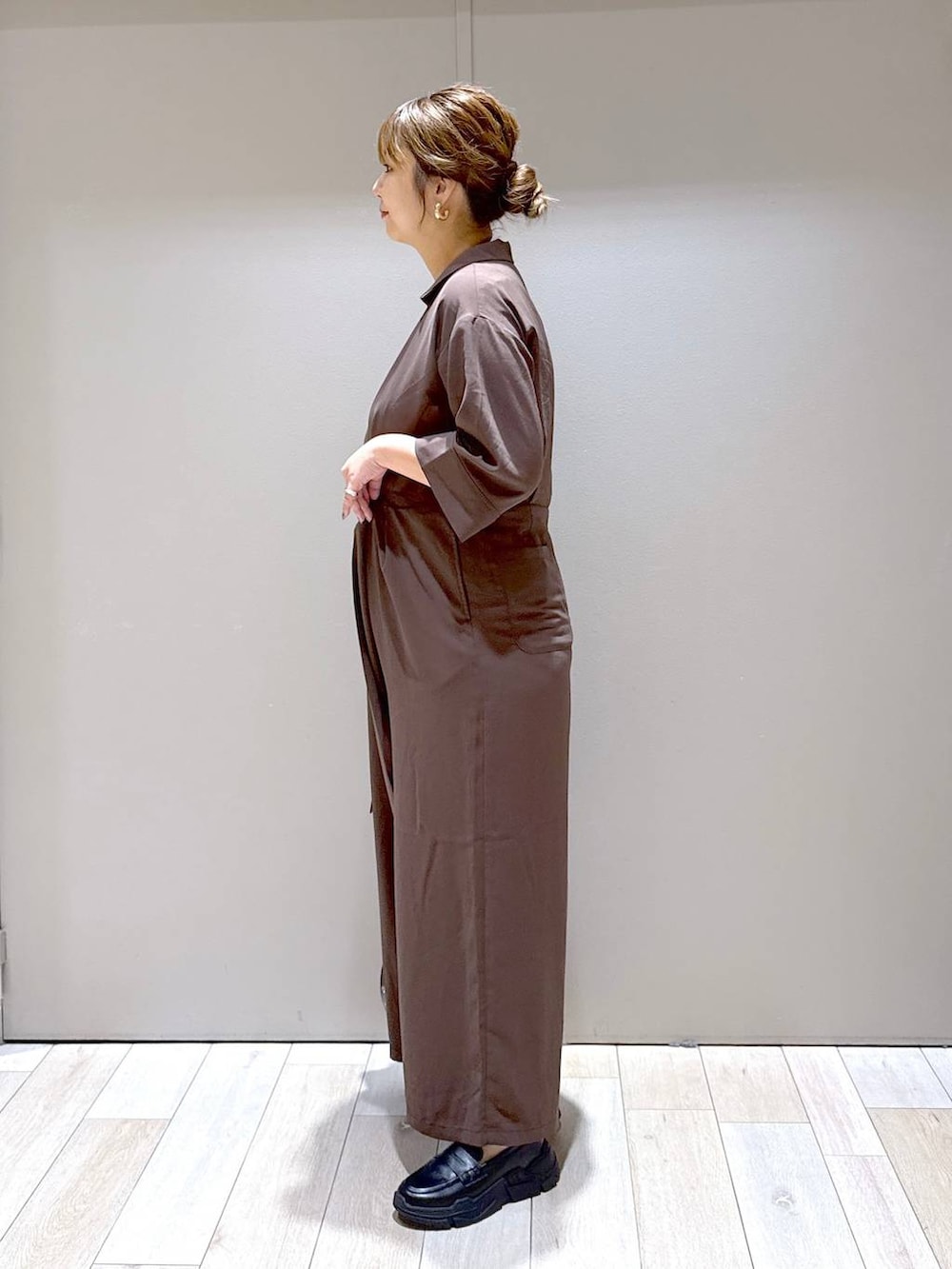 ブラック系のボストンバッグ、ブラック系のスニーカーを着用したレディースの秋コーディネートの3枚目の写真