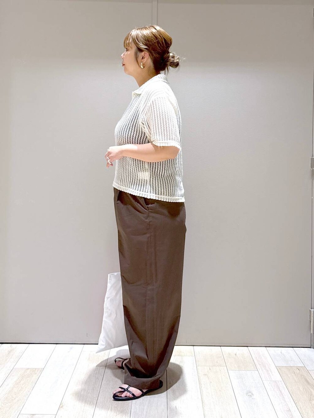 ブラック系のサンダル、ブラウン系のその他パンツ、ピンク系のトートバッグを着用したレディースの夏コーディネートの3枚目の写真