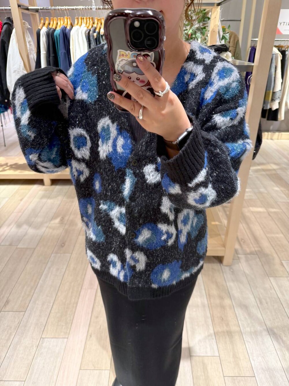 ブラック系のスカート、ブラック系のカーディガン/ボレロを着用したレディースの冬コーディネートの2枚目の写真