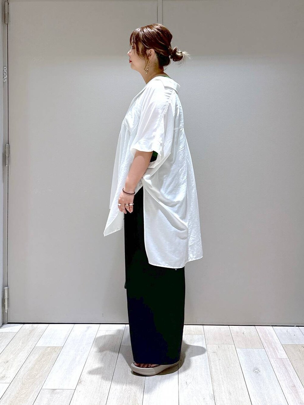 ブラック系のショルダーバッグ、ブラック系のその他パンツ、ベージュ系のサンダルを着用したレディースの夏コーディネートの4枚目の写真
