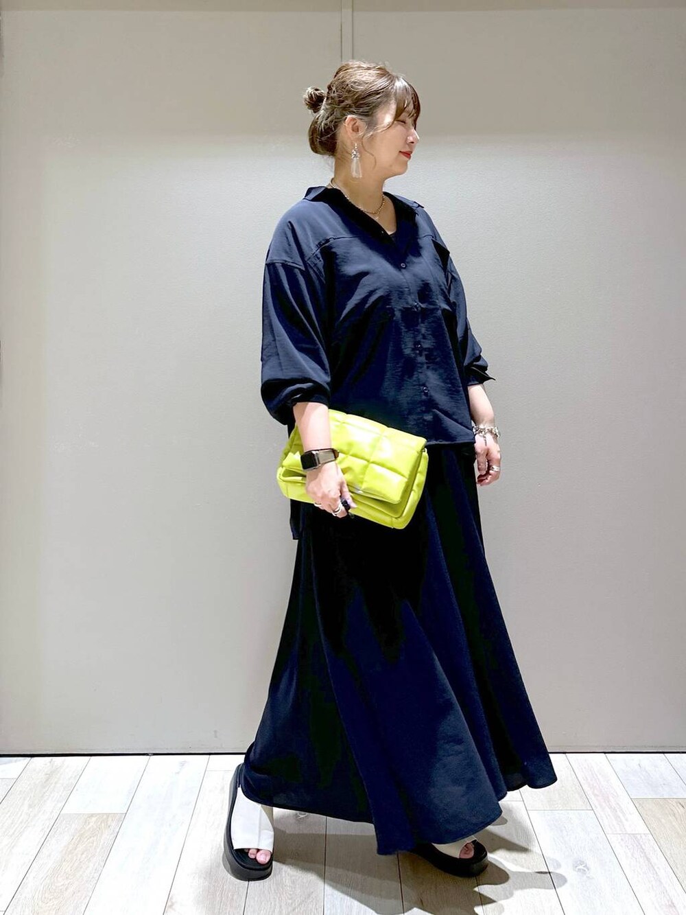 グリーン系のショルダーバッグ、ブルー系のその他パンツ、ブルー系のシャツ/ブラウスを着用したレディースの春コーディネートの5枚目の写真