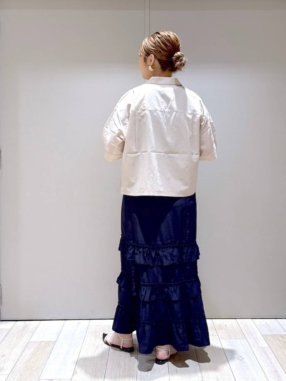 「旅行、体型カバー、着痩せ・細見え、高身長、休日コーデ、楽ちんコーデ、きれいめカジュアル_LEPSIM、ベーシック/シンプル、きれいめ、バッグ、LEPSIM、高身長_LEPSIM、ぽっちゃり_LEPSIM」｜「LEPSIMのスラブリブタンク2　242857（Tシャツ/カットソー、ブラック系）」を使った、たかみなさん（レディース・166cm）の夏コーディネートの3枚目の写真