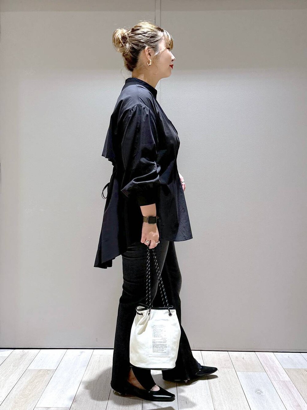 ブラック系のパンプス、ブラック系のデニムパンツ、ブラック系のシャツ/ブラウスを着用したレディースの秋コーディネートの2枚目の写真