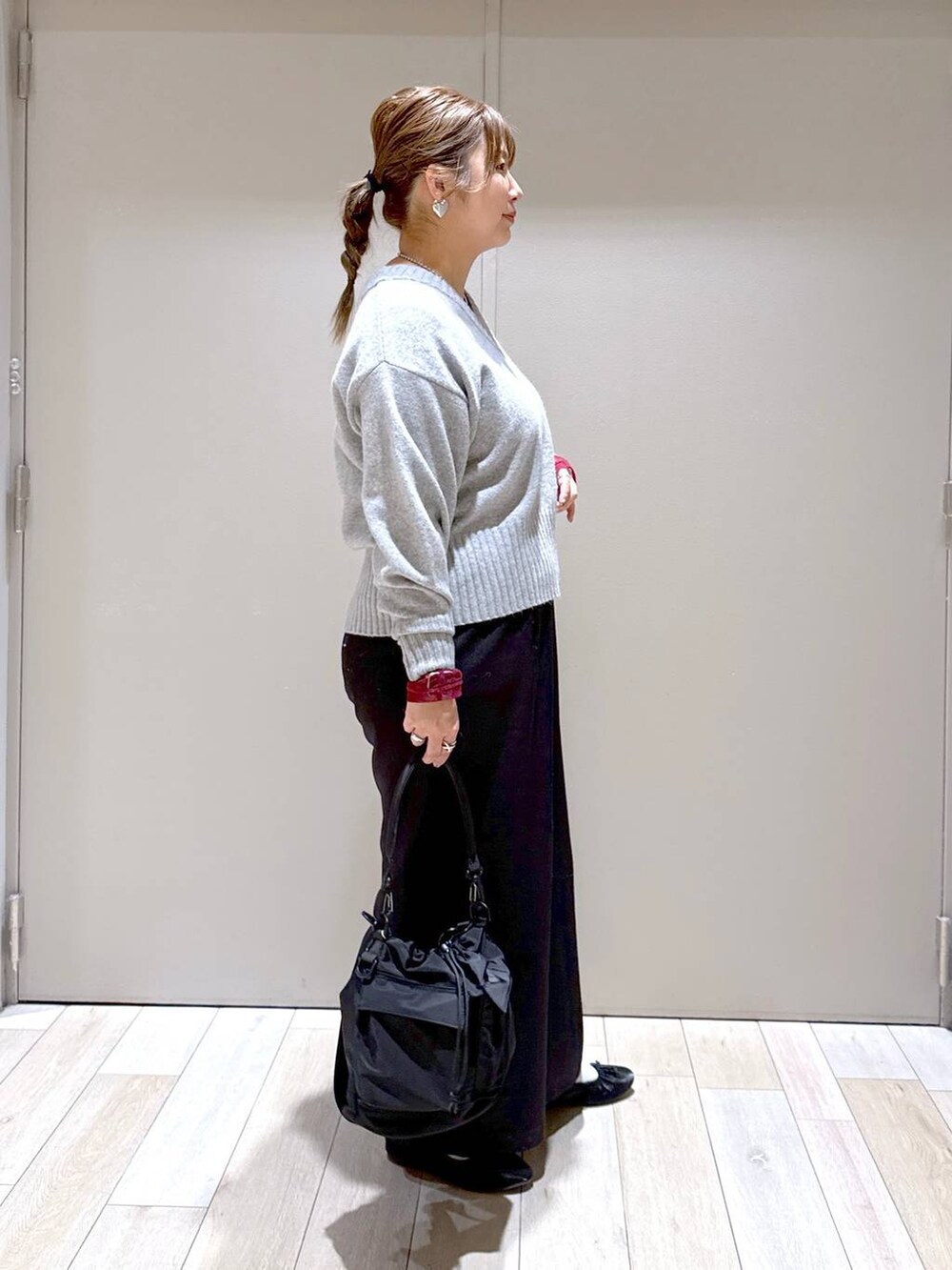 ブラック系のショルダーバッグ、ブラック系のTシャツ/カットソー、ブラック系のその他パンツを着用したレディースの冬コーディネートの2枚目の写真