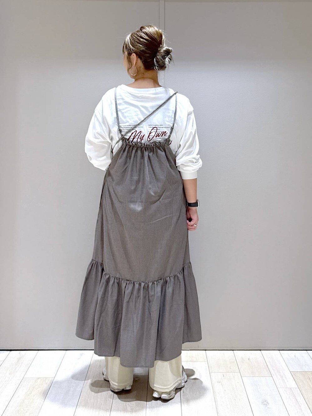 ブラック系のショルダーバッグ、ホワイト系のその他パンツ、ブラウン系のマタニティウェア/グッズを着用したレディースの秋コーディネートの3枚目の写真