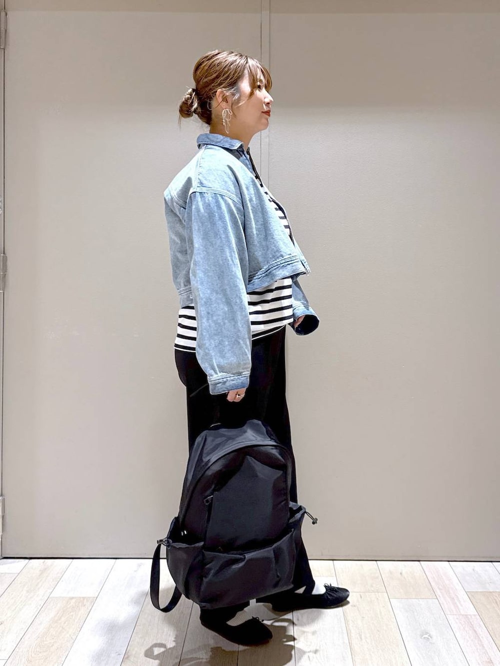 ブラック系のパンプス、ブラック系のその他パンツ、ブルー系のTシャツ/カットソーを着用したレディースの春コーディネートの2枚目の写真